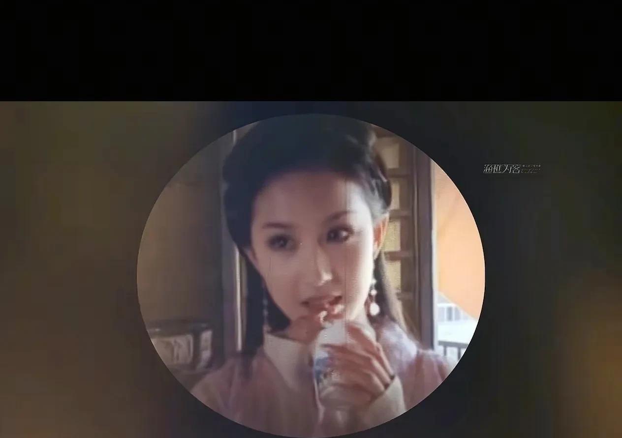 刘亦菲825生日快乐
荧幕上，你是灵动的赵灵儿、清冷的王语嫣，用角色编织无数经典