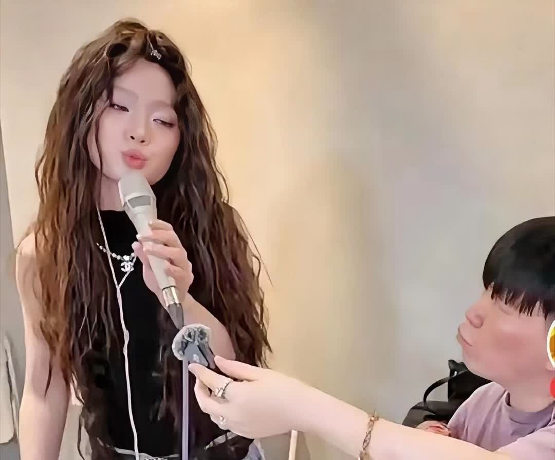 说这两人没关系，鬼都不信！

单依纯真是没救了

自从上了歌手，她真的是