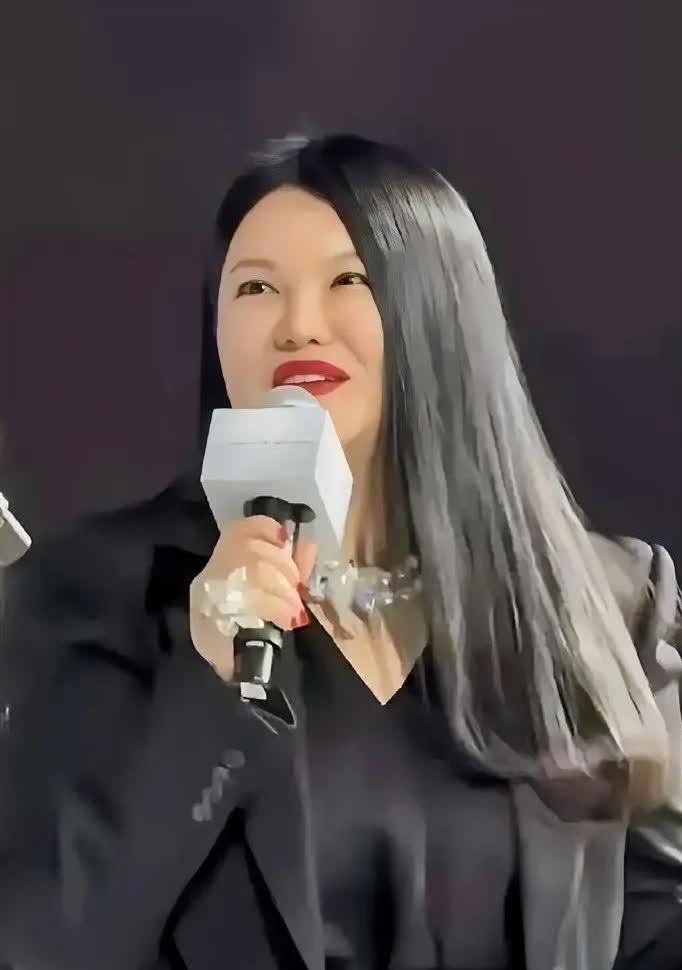 一男主播说正常的男人是不会找李湘结婚的！
因为她目测都快有200斤了，
真是