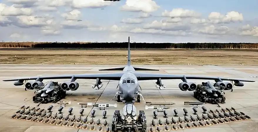 同温层堡垒——B52战略轰炸机
B-52“同温层堡垒”是美国波音公司研制的八发远