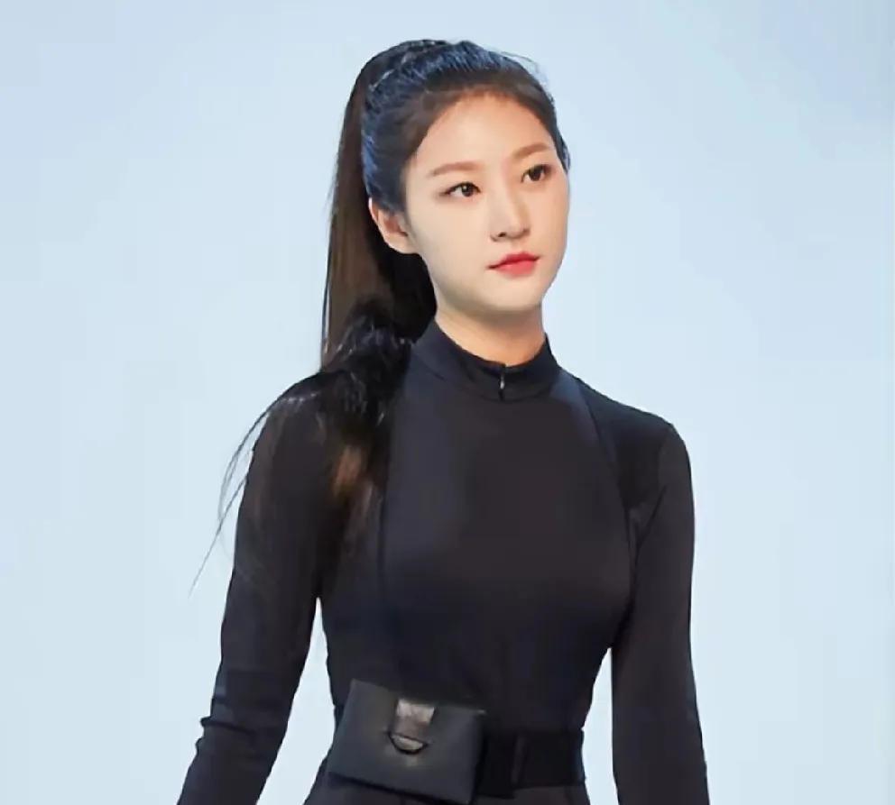 其实金赛纶小时候并不是韩国童星三朵金花里面最漂亮的一个。
小时候的她长相不是讨喜