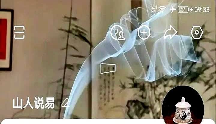 有偏印的人，从外表很容易认出来。

给人的第一印象，冷，很冷，话不多，从不插