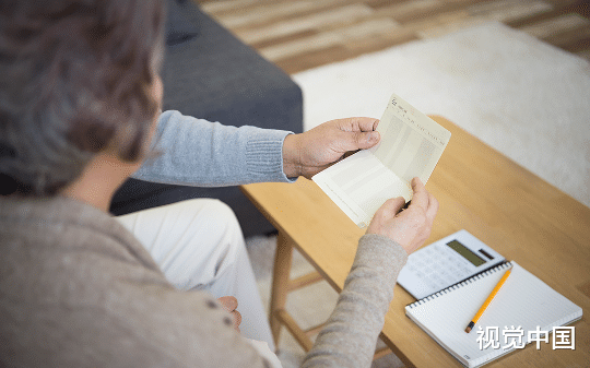 儿媳妇贪财扇婆婆耳光骂累赘，老太太烧光552万存折，儿子回来却笑了