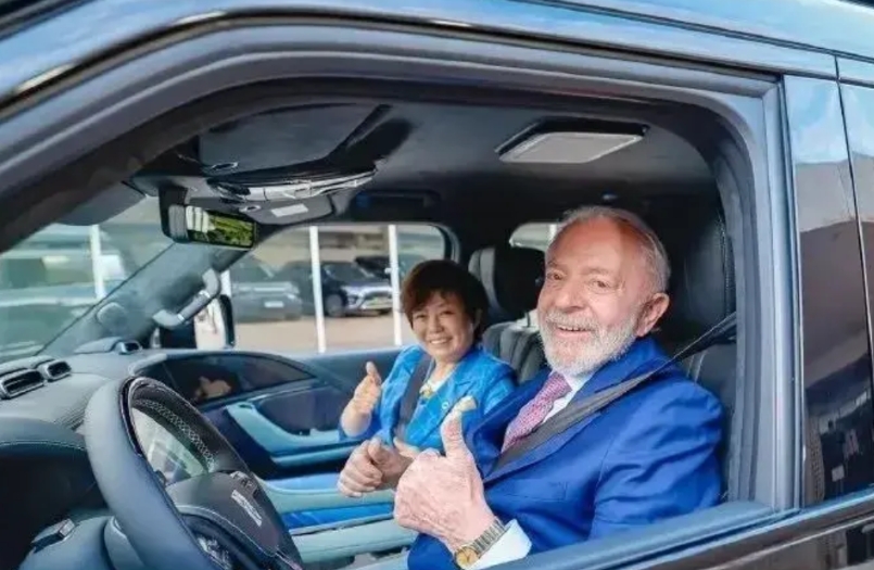 巴西总统卢拉试驾比亚迪仰望U8，看得出来比较满意的，他之前的座驾是一辆比亚迪唐E