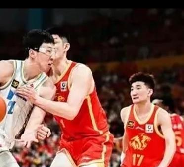 CBA一人可改变一支球队命运，目前只有一个半人
这一个半人是:周琦，半个人是胡金
