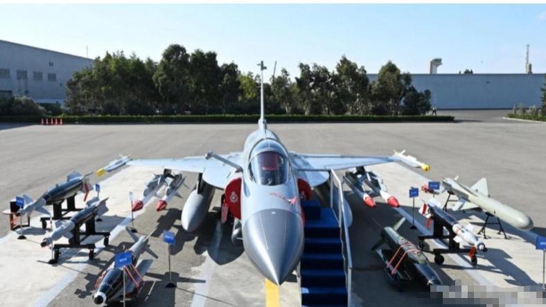 阿塞拜疆 42 亿拿下 40 架枭龙 + 霹雳 - 15？土耳其想偷学？中国不怕！