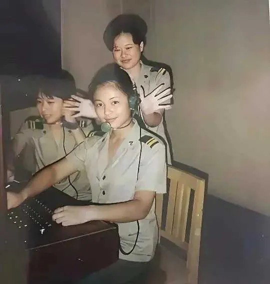 惯例，通信女兵没一个家庭简单的。。
