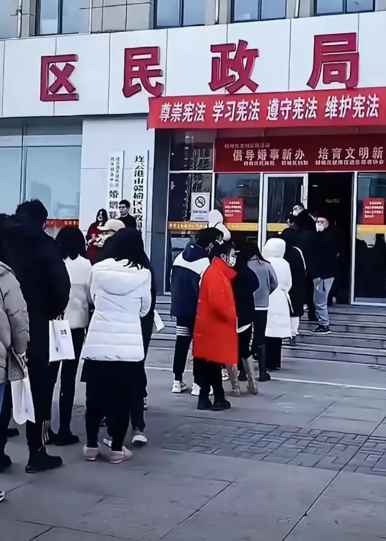 小区里在民政局上班的朋友发朋友圈说；

正月初八，上班第一天，民政局大门口居然排