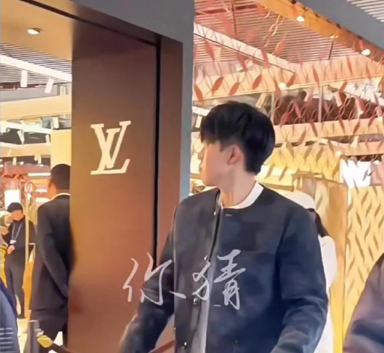 “三”过家门而不入，有点大禹治水三路家门而不入的意思，看出来王楚钦很想进去看看！
