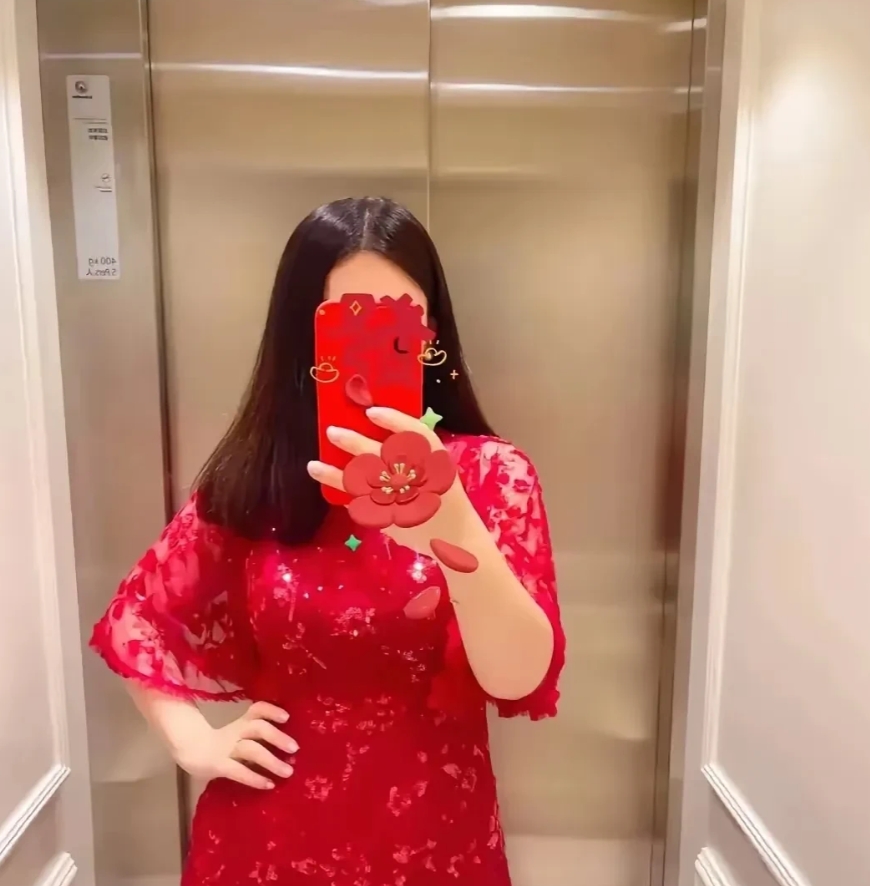 都是当妈的，大S没有李湘靠谱啊！

李湘也是因为老公出轨离婚，

可她没有选择再