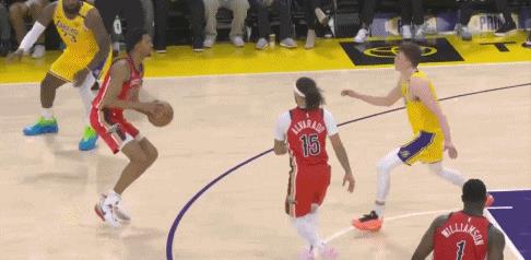 年度十佳！锡安暴起隔扣杰米森！
在今天NBA常规赛湖人对阵鹈鹕的第三节比赛中，蔡