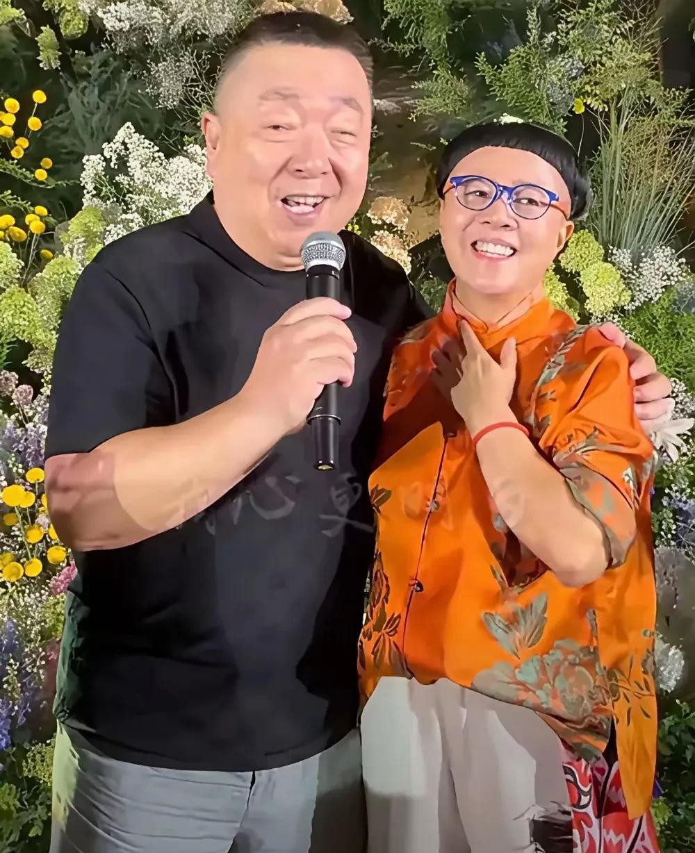 这是金龟子女儿补办婚礼上的一张照片，很显然，左边这位男士是贵宾，能和金龟子亲密合