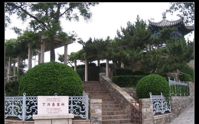 1959年，几个村民炸开了丁汝昌的墓地，墓地里有一黑一红两个棺材，村民们直接将遗