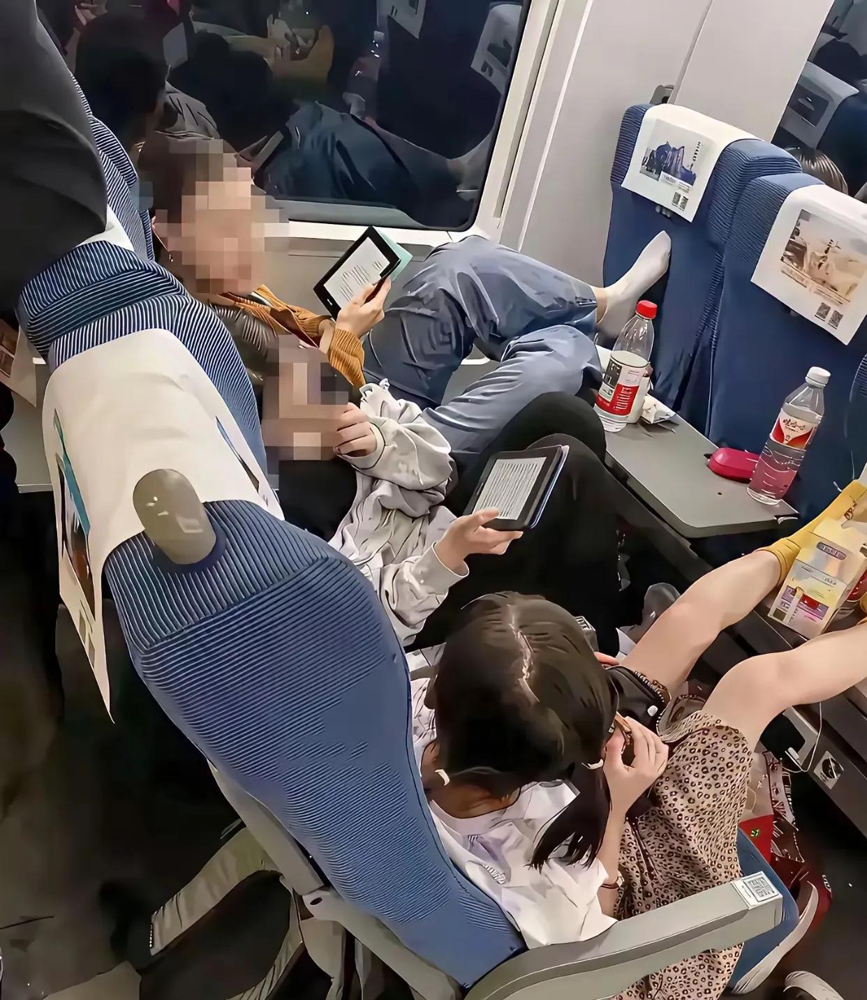 有样学样！孩子的许多坏习惯都是从父母那学来的！您以为呢？
