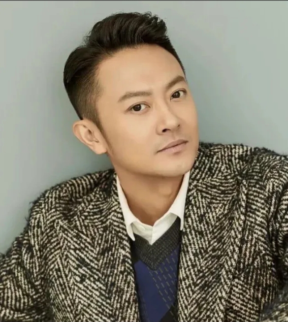 2015年，印小天拿出400多万和已有身孕的哈琳娜结婚。女方承诺，父母会送天价嫁