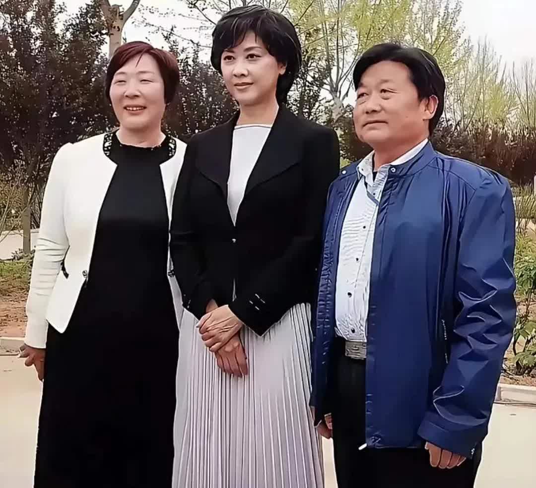 71岁朱琳不染发、不医美，与朋友合影，气质依旧。