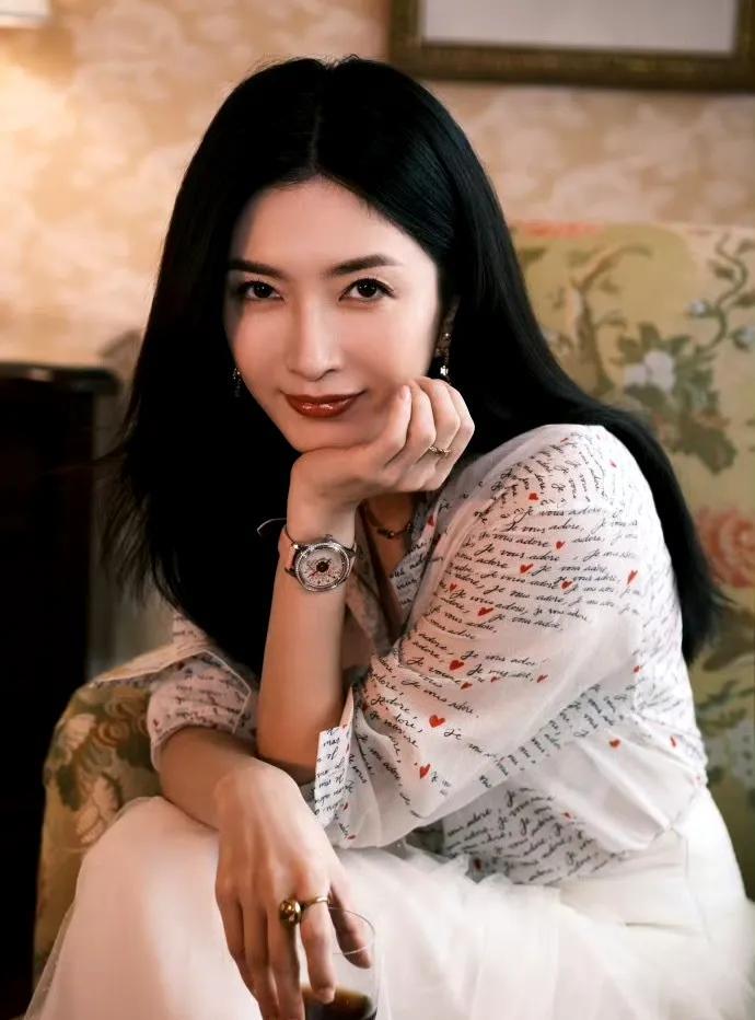一觉醒来
我有种强烈的预感
江疏影应该很难结婚了。原因很简单，最近她被传恋爱了，