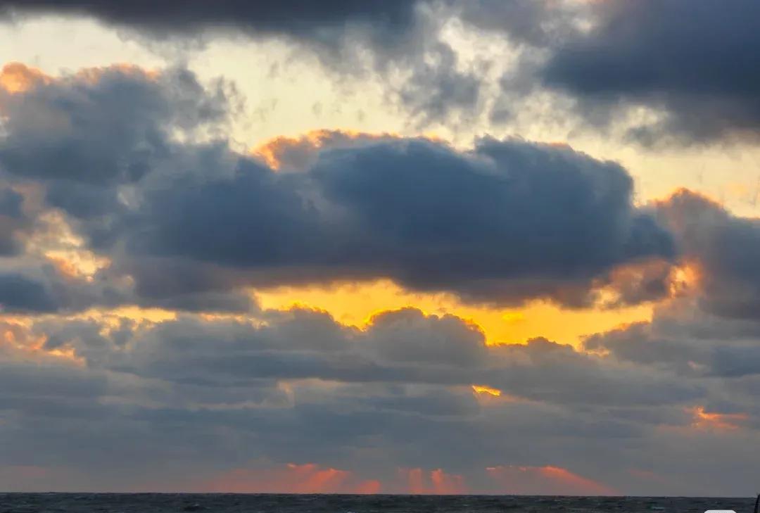 《大》
感情纠缠伤害大，
时间再长难放下。
每次想起感情事，
…………？
拋砖引