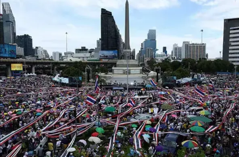 6日28日，泰国发生大规模游行示威，民众要求佩通坦下台。泰国人也真的是一群奇葩的