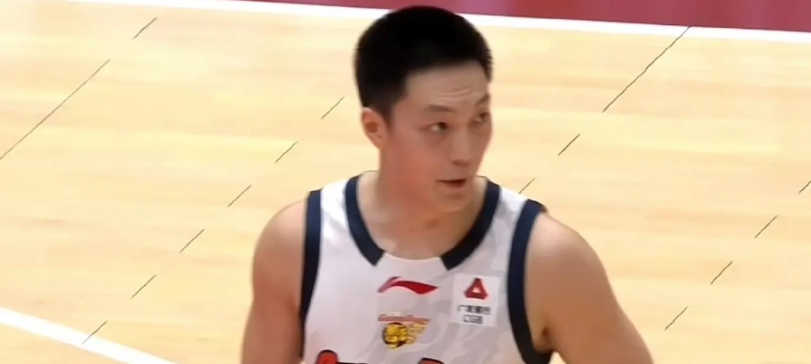 唏嘘！胡明轩存在感越来越低了！

今天广东男篮对阵浙江男篮的比赛，胡明轩的表现依