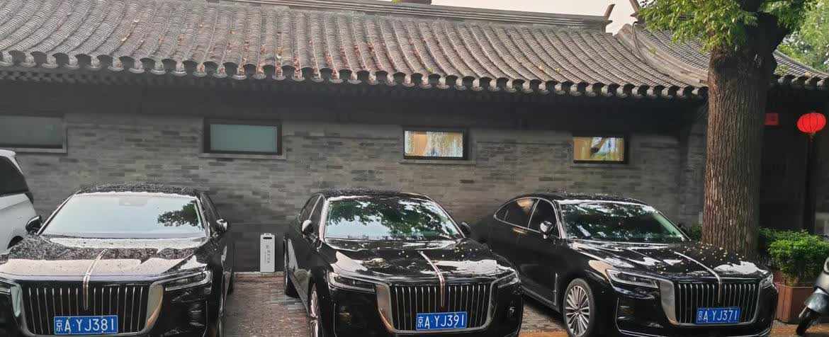 在京城什刹海偶遇三连号联排车，车牌数字整整齐齐排着队～ 反正这排面先让我惊掉下巴