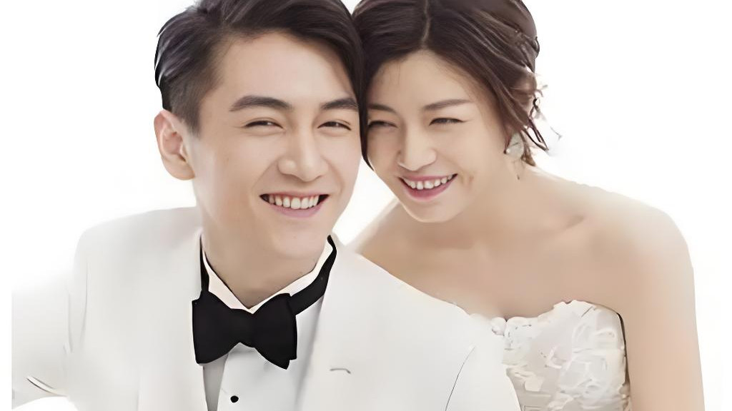 陈妍希离婚后首次公开露面，面容憔悴、眼睛肿胀，交谈间频看手机满含牵挂