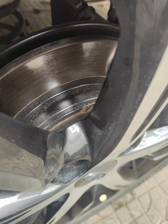 轮毂结合处生锈
各位车友有这种情况吗？四代帝豪，图上这个位置生锈挺严重，刹车盘上