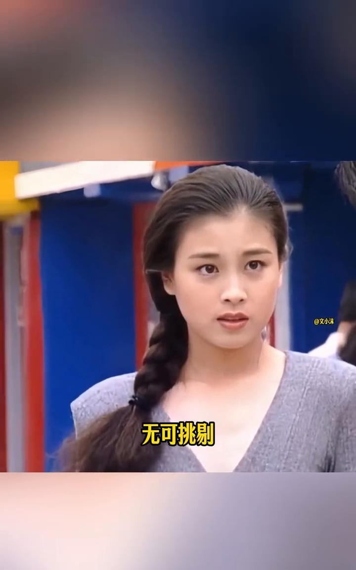 文小沫。
她是一位标准的东方美人，五官精致，虽没有浓妆艳抹，却让人挪不开眼。她的