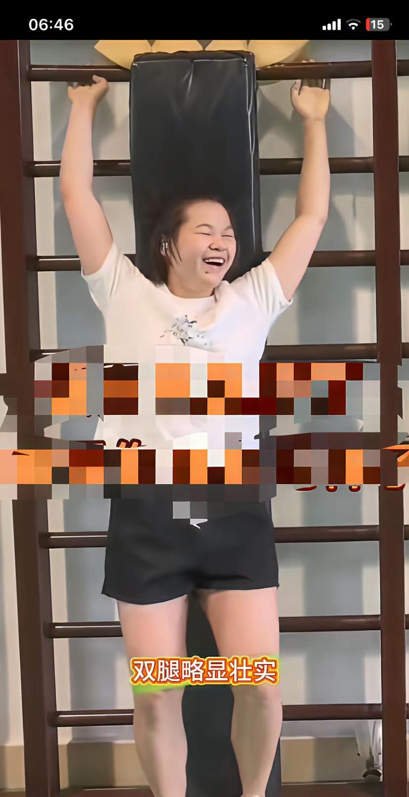 这是全红婵近期的照片
感觉真的是“长大了”…
看着现在的婵宝略显“臃肿”了…
于