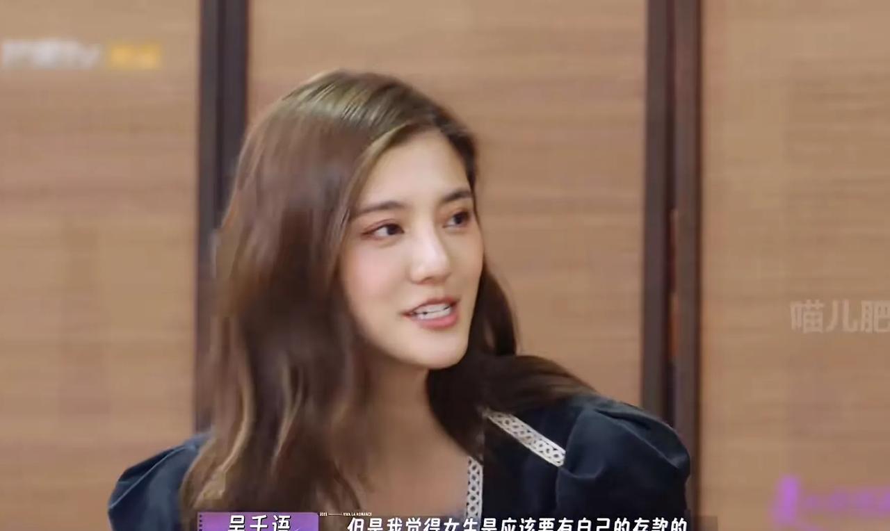 吴千语的美不是那种幼态美
而是清新又英气，谈吐自然大方不做作
美貌只是通往豪门的