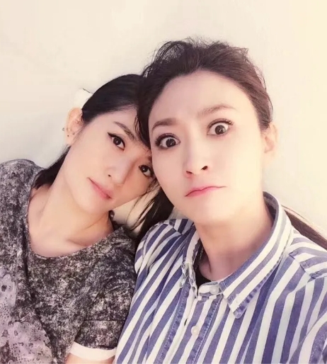 2011年，谢娜结婚时，李小冉丢下病床上的男友跑去当伴娘，3年后，李小冉结婚，谢