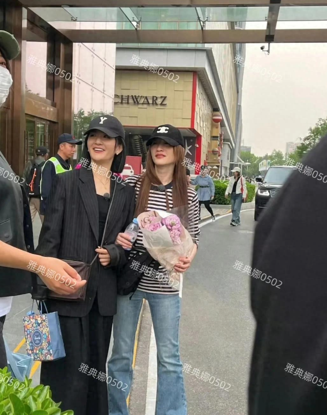 北京偶遇谢娜李小冉被传闹掰10年的闺蜜又勾肩搭背的和好如初了？