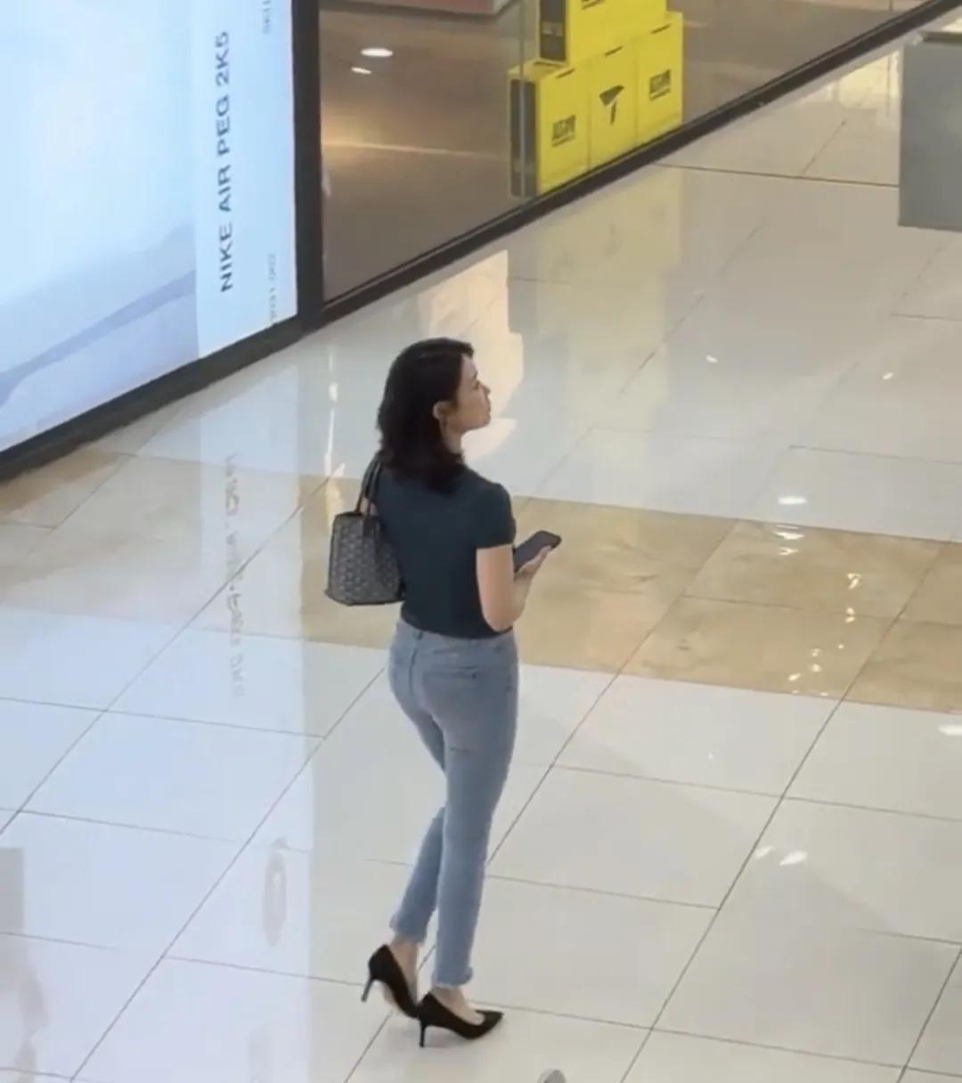 大爷，别看了！她是你这辈子都得不到的女人[捂脸]#高清美女# #高雅气质美女# 