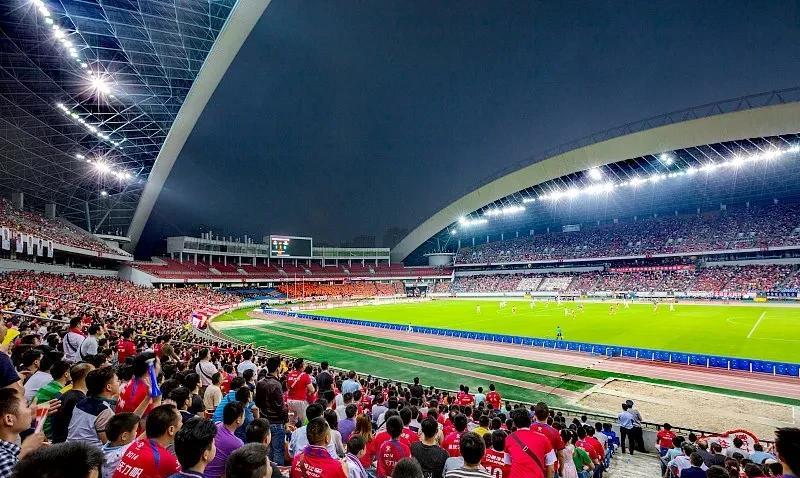 不出意外，3月25日21点过后，杭州奥体中心将会出现这样的情景：
1、球迷热血沸
