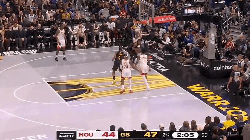 阿门-汤普森防守打到理查德颈部，裁判回看判一级恶意