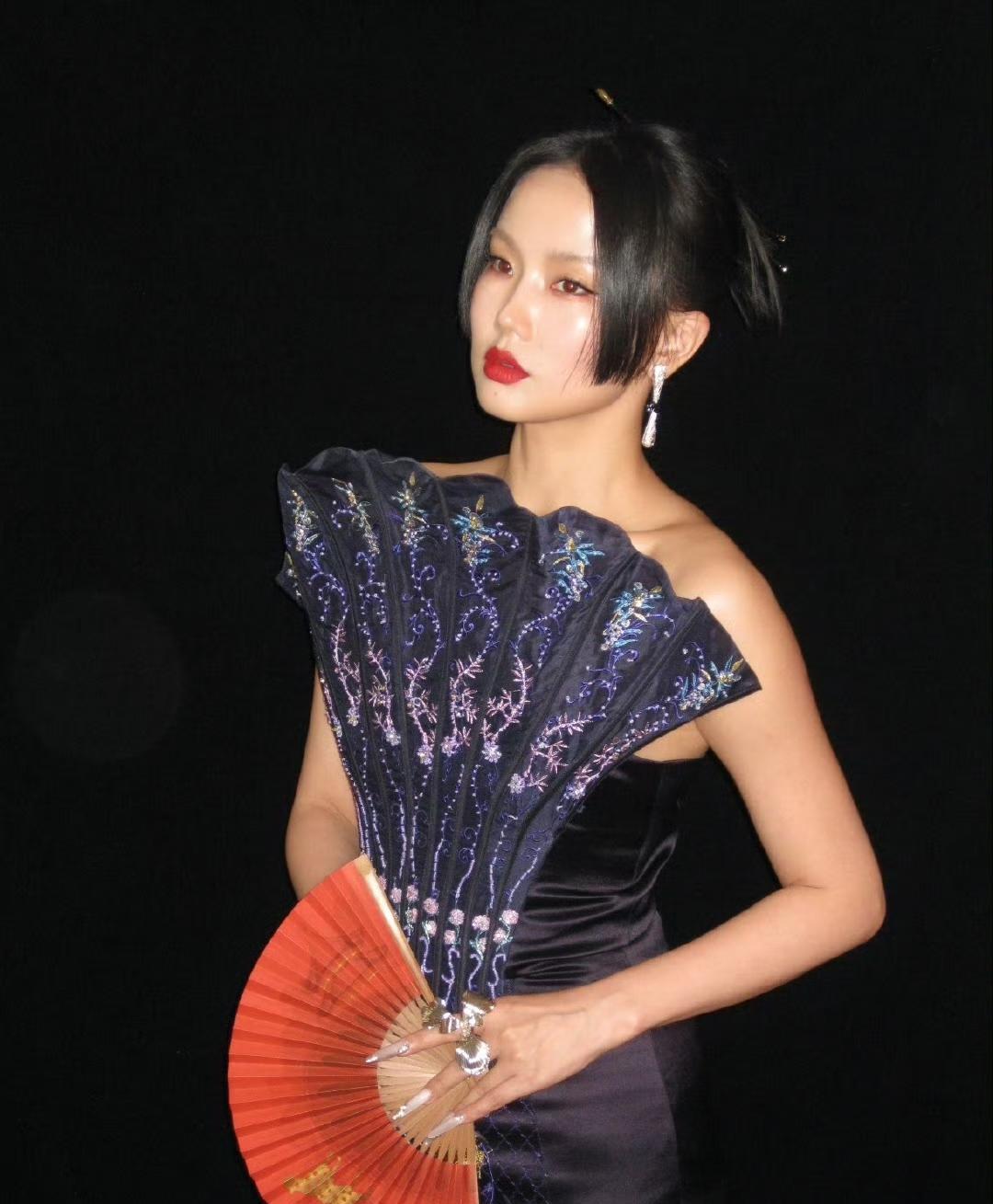 黄龄的舞台视觉冲击力十足，一袭扇子礼服尤为亮眼——裙摆层层叠叠如折扇舒展，走动间
