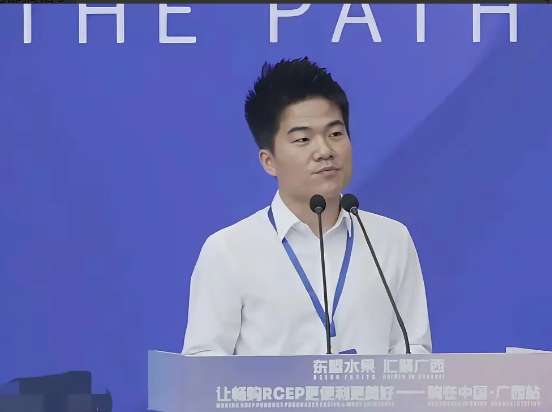 宇辉，原来我们都搞错了
东盟水果，汇聚广西”活动
宇辉原来是走播领着逛会场的，