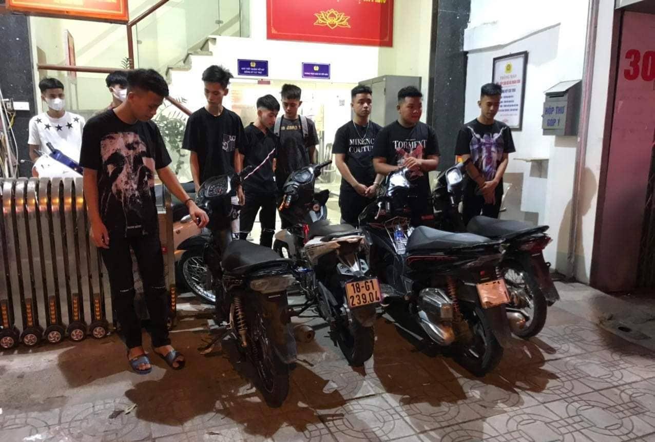 越南警方与抓获的摩托车盗窃犯
摩托车是越南的主要交通工具，造价不菲，越南人很长时