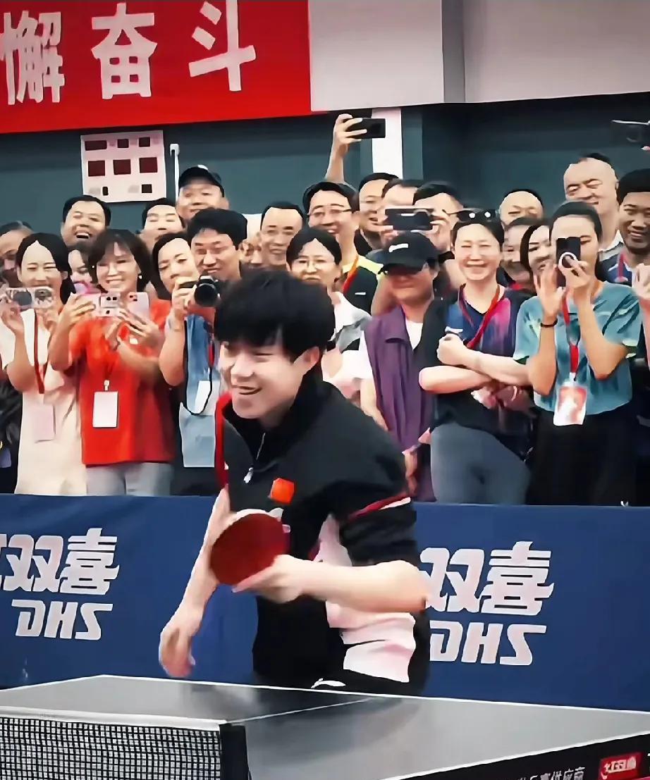 今天参加活动的楚钦老师好快乐
楚钦老师和领导打球好温柔，肯定不会加转，打了好多回