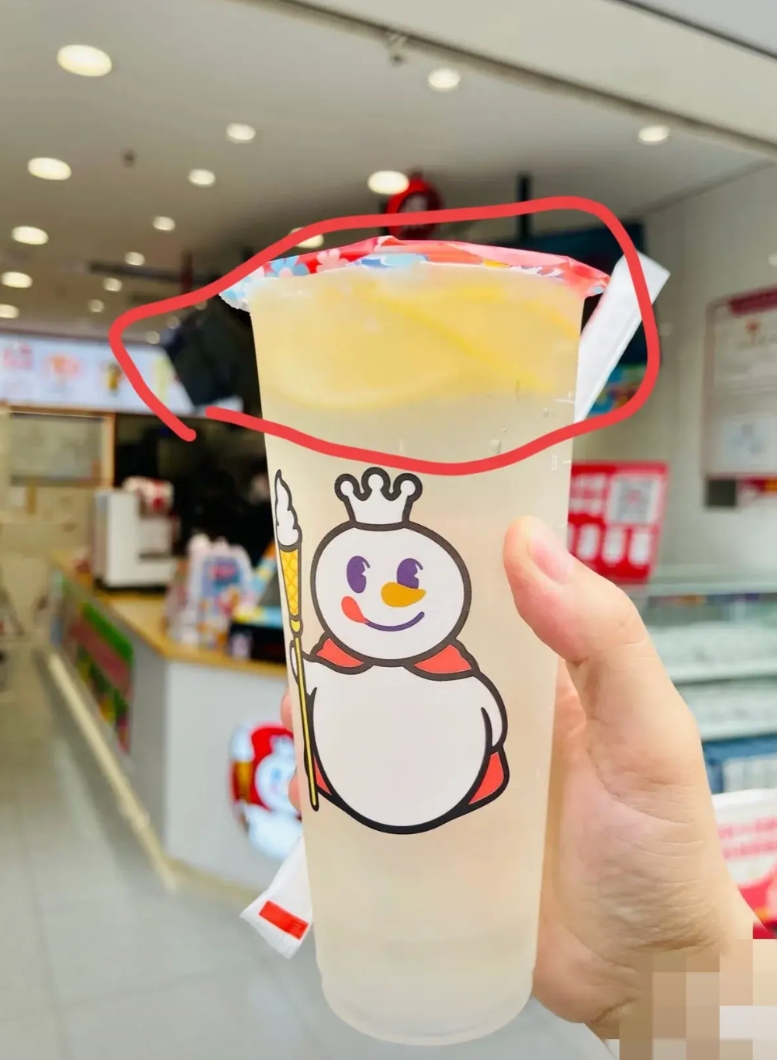 为什么大家都护着蜜雪冰城？这几点细节很有意思

1-居然是真柠檬！感谢央妈的反向