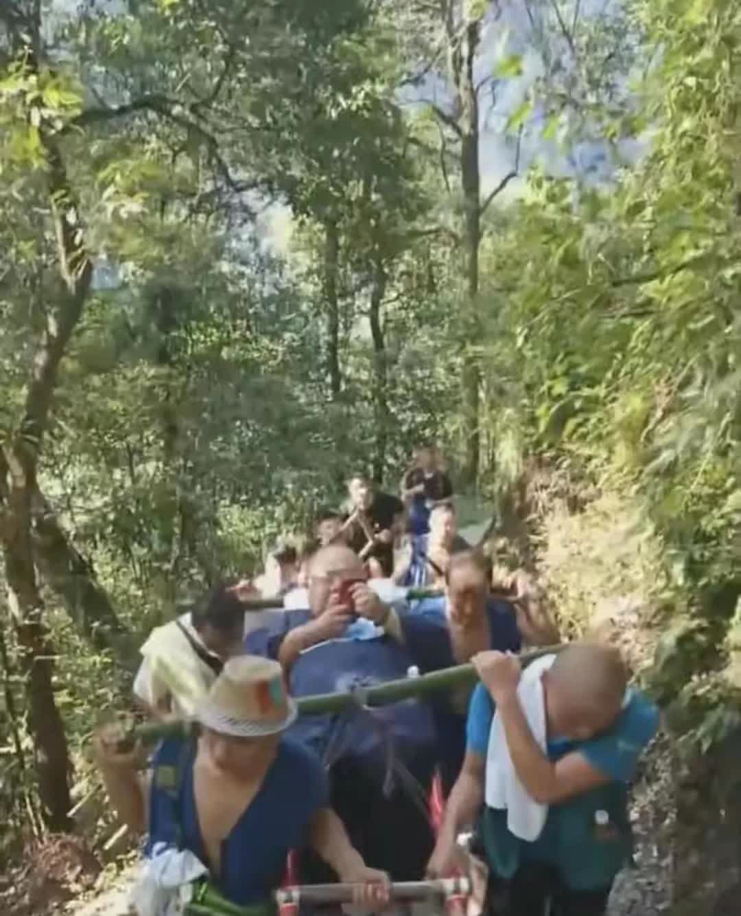 男子263斤，为了上山花21200元请了9人帮忙抬他上下山，下山后又每人给了10