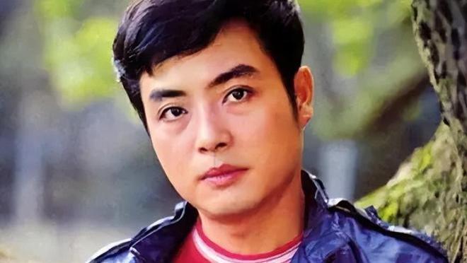 他是七八十年代银幕上响当当的人物，如今定居美国，变成光头令人认不出