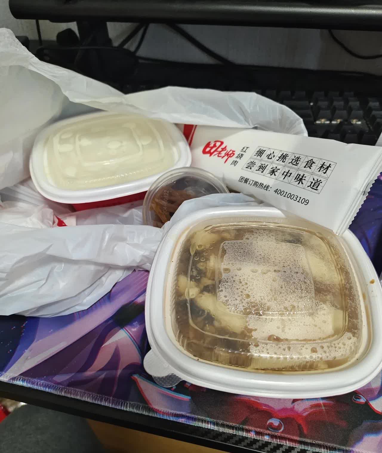 某东的外卖价格比某团便宜一半还多，而且包装特别严实，好看。就连给的抽纸都比某团大