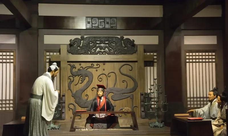 春秋战国少昏君，主要有两个原因。一是“乱世中的明智”，那时诸侯割据、战火不断，君