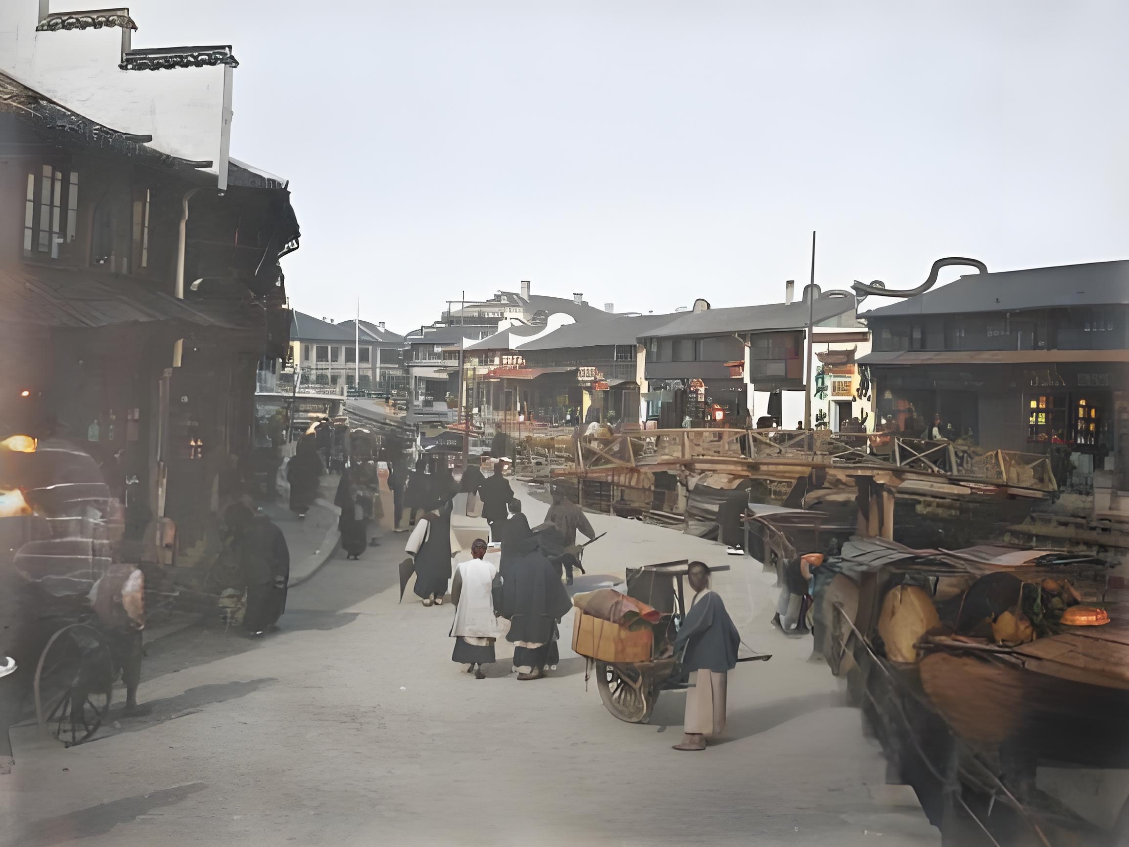 这张拍摄于1880年的照片，展现了晚清时期三个民间人物的典型形象，画面中央是一位