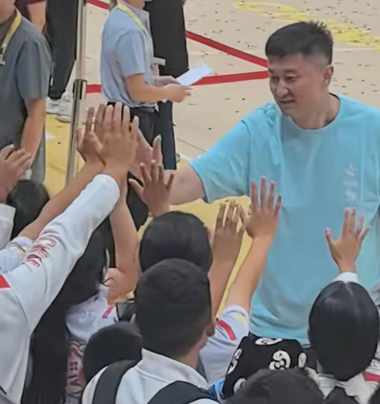 杜锋，就是广东篮球的“神”
近日，某篮球公益活动，广东宏远主教练杜锋出现在活动现