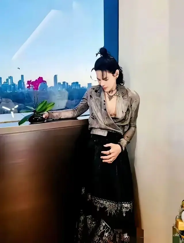 大家发现没有
我觉得向佐可能严重有问题了
不是奇装异服，也不是演技不好，而是我感