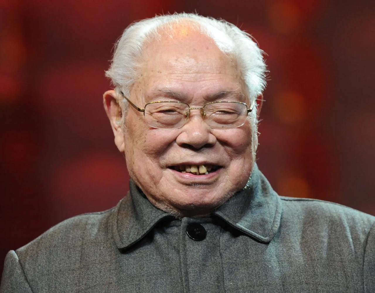 [浮云]1949年，马识途去茶楼接头。刚踏进茶楼，就发现和他接头的地下党员被特务
