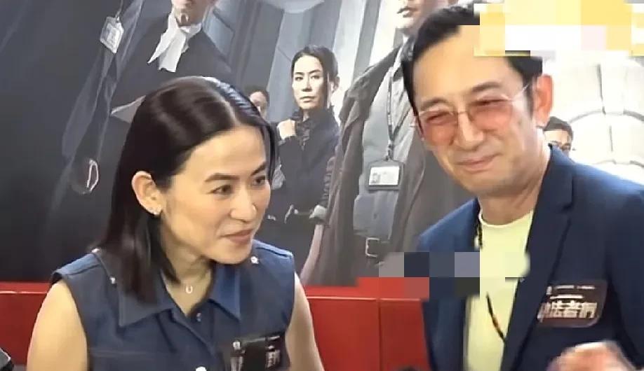记者问吴启华：“最近有人拍到你在赌场玩输了42亿，是真的吗？”吴启华：“很多年前