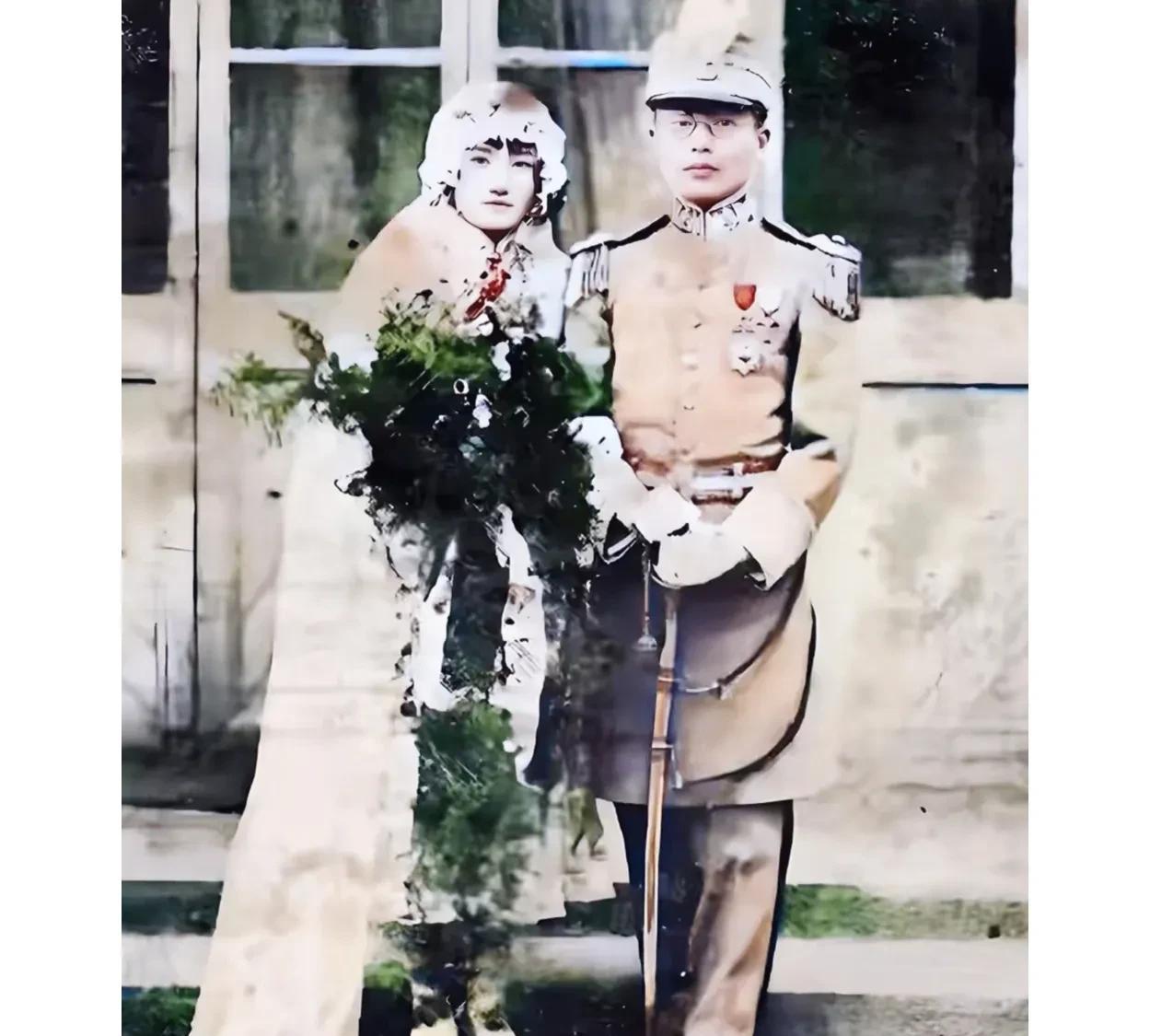 新婚燕尔的陆小曼和王赓，这并非演戏，也不是电视剧中的演员，而是1922年陆小曼与